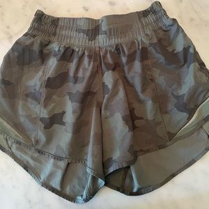 lululemon camo hotty hot shorts | size 2
